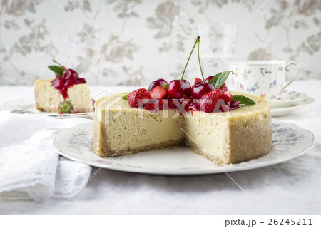 Cheesecake with Fresh Fruits 26245211
