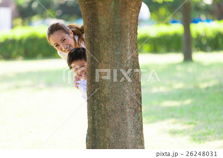 公園で遊ぶ母親と子供 公園で遊ぶ母親と子供 26248031