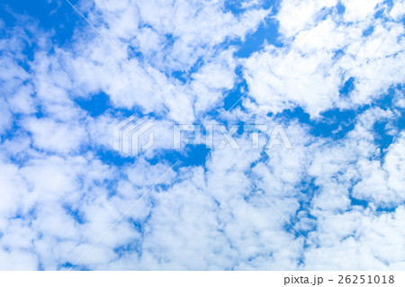 雲　高積雲　積雲　雲片　青い空　一般的な空と雲　白い雲　秋の空　背景用素材　クラウド　合成用背景 26251018