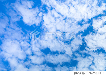 雲　高積雲　積雲　雲片　青い空　一般的な空と雲　白い雲　秋の空　背景用素材　クラウド　合成用背景 26251019