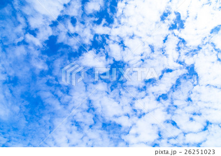雲 高積雲 積雲 雲片 青い空 一般的な空と雲 白い雲 秋の空 背景用素材 クラウド 合成用背景 雲 高積雲 積雲 雲片 青い空 一般的な空と雲 白い雲 秋の空 背景用素材 クラウド 合成用背景 26251023