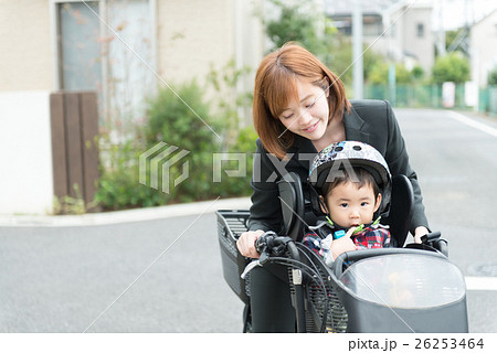 ママと幼児、子供乗せ自転車で出勤 26253464