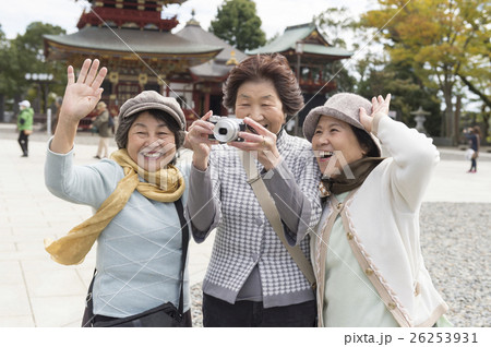 旅行をするシニア女性 26253931