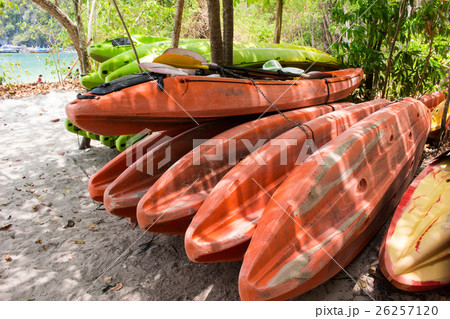 タイ国 島のビーチのボート置き場 26257120