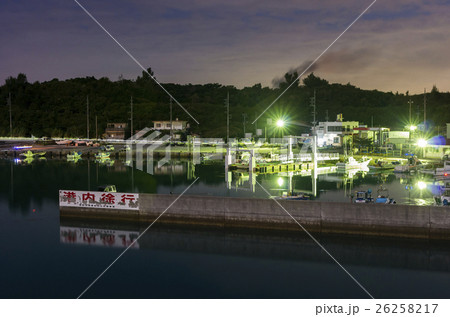 夜の屋慶名漁港 26258217