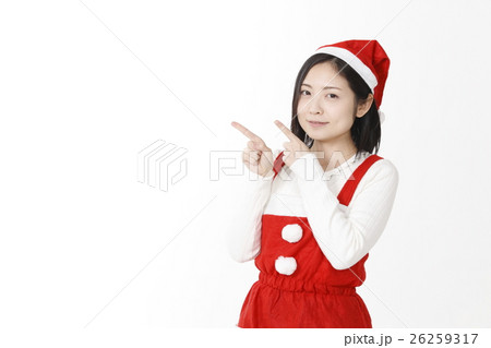 サンタに変装した若い女性 26259317