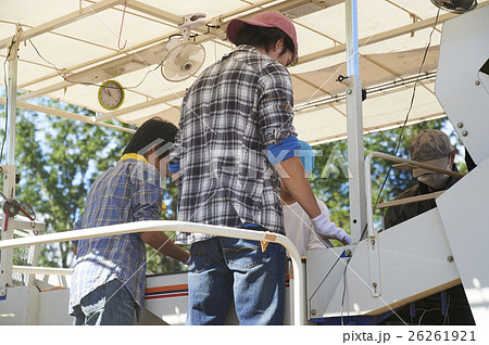 農業体験をする若者 農業体験をする若者 26261921