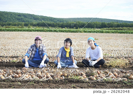 農業体験をする若者　ポートレート 26262048