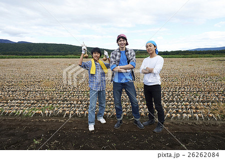 農業体験をする若者　ポートレート 26262084
