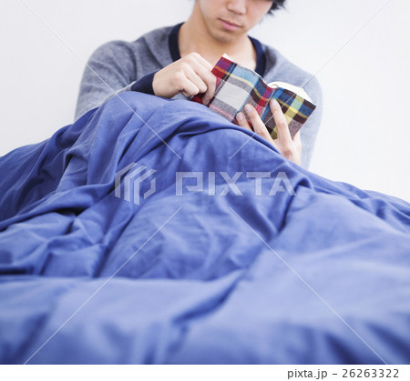 寝起きの若い男性 寝起きの若い男性 26263322