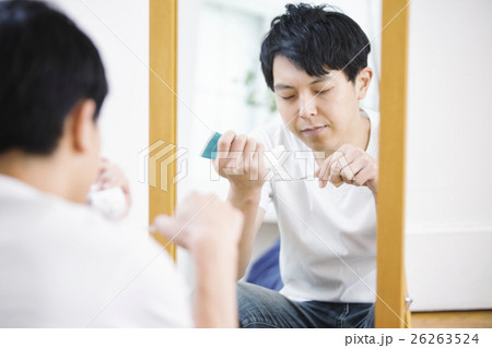 寝起きで歯磨きをする男性 寝起きで歯磨きをする男性 26263524