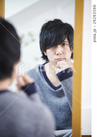 寝起きで歯磨きをする男性 寝起きで歯磨きをする男性 26263566