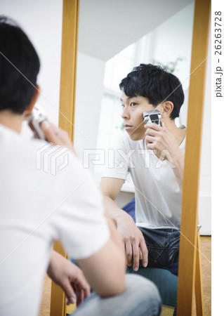 朝、髭剃りをする男性 26263728