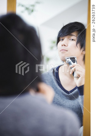 朝、髭剃りをする男性 26263739