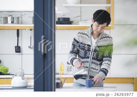 ハンドドリップをする男性 ハンドドリップをする男性 26263977