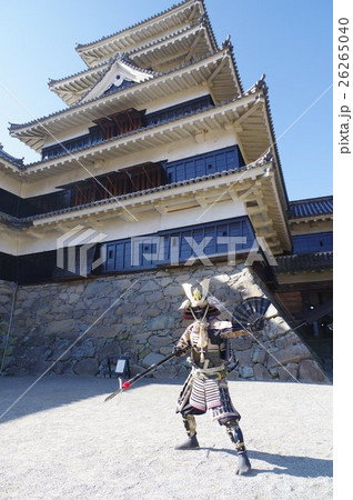 信州 松本 国宝 松本城 『国宝松本城おもてなし隊』 鎧姿の武士と天守閣 信州 松本 国宝 松本城 『国宝松本城おもてなし隊』 鎧姿の武士と天守閣 26265040
