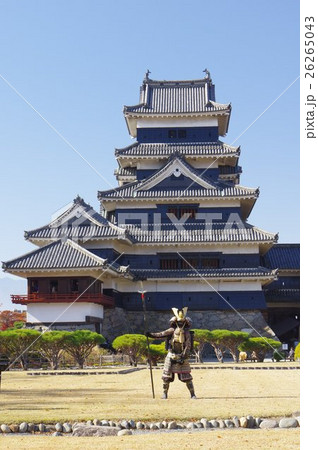 信州 松本 国宝 松本城 『国宝松本城おもてなし隊』 鎧姿の武士と天守閣 縦 信州 松本 国宝 松本城 『国宝松本城おもてなし隊』 鎧姿の武士と天守閣 縦 26265043