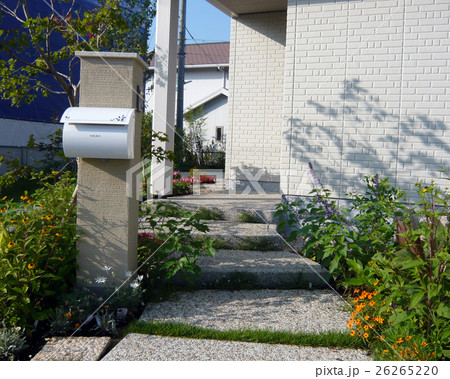 あしゃれでシンプルな住宅の門廻りの事例写真 26265220