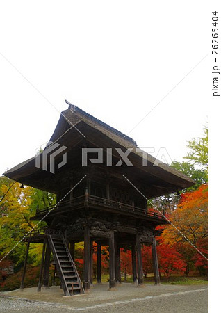 紅葉の霊松寺山門　信州　安曇野大町の古刹　鎌倉時代の創建 26265404