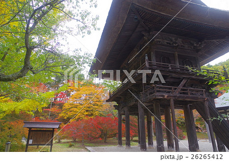 紅葉の霊松寺山門　信州　安曇野大町の古刹　鎌倉時代の創建 26265412