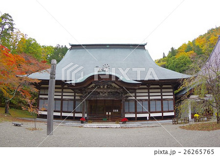 信州　大町の古刹　霊松寺　鎌倉時代の創建　紅葉の時期は観光客で賑わう 26265765