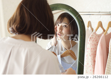 鏡を見て、肌荒れに悩む女性 鏡を見て、肌荒れに悩む女性 26266112