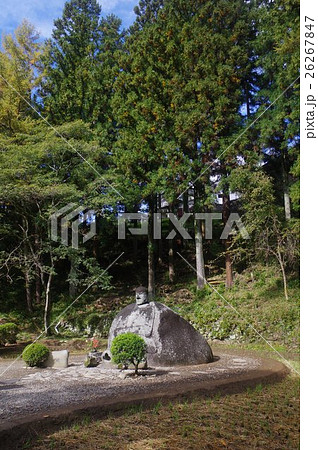 万治の石仏（まんじのせきぶつ）　遠景縦　長野県下諏訪町の石造文化財　芸術家岡本太郎が絶賛した 26267847