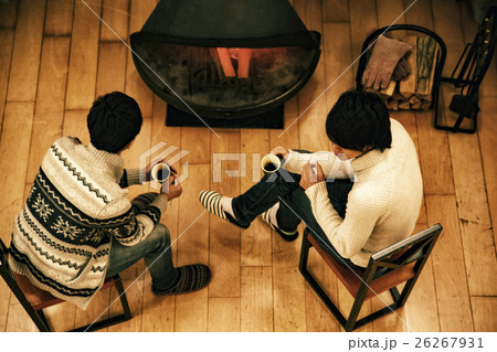 暖炉の前で語らう2人 26267931