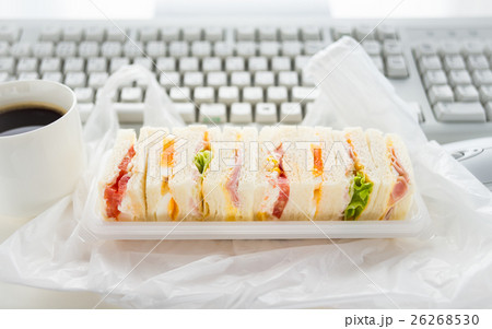 サンドイッチ　昼食　オフィスランチ　ながら食い　早飯　軽食 26268530