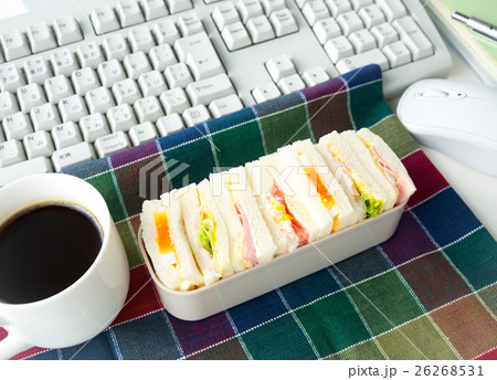 サンドイッチ　昼食　オフィスランチ　ながら食い　早飯 26268531