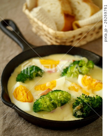 スキレットで作るブロッコリーとゆで卵のグラタン　パン添え 26269761