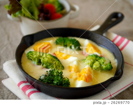 スキレットで作るブロッコリーとゆで卵のグラタン　サラダ添え　（横位置） 26269770