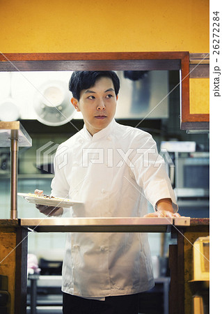 キッチンからパスタを出すシェフ_撮影協力・新宿カフェ89 キッチンからパスタを出すシェフ_撮影協力・新宿カフェ89 26272284