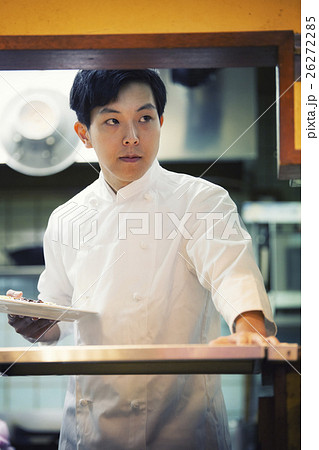 キッチンからパスタを出すシェフ_撮影協力・新宿カフェ89 26272285