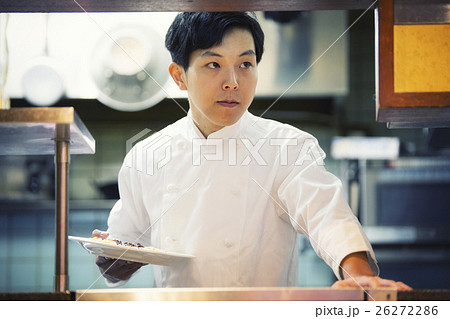 キッチンからパスタを出すシェフ_撮影協力・新宿カフェ89 キッチンからパスタを出すシェフ_撮影協力・新宿カフェ89 26272286