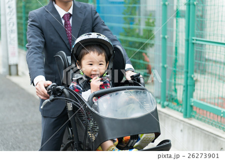パパと幼児、子供乗せ自転車で出勤 パパと幼児、子供乗せ自転車で出勤 26273901