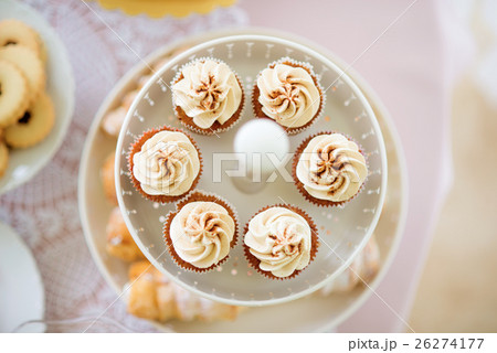 Close up, cupcakes with vanilla cream. Studio shot 26274177