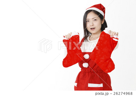 サンタに変装した若い女性 26274968