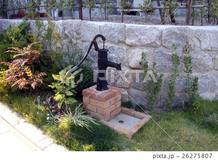 地域の防災対策として、手押しポンプのある住宅地 地域の防災対策として、手押しポンプのある住宅地 26275807