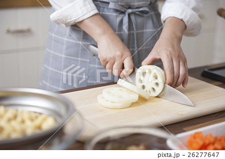 レンコンを包丁で切る女性 レンコンを包丁で切る女性 26277647
