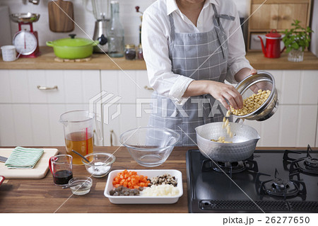 鍋に水で戻した大豆を入れる女性 鍋に水で戻した大豆を入れる女性 26277650
