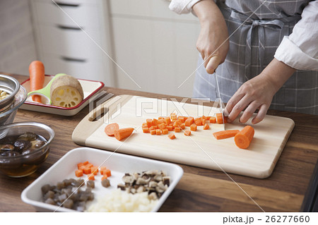 ニンジンを包丁で切る女性 26277660