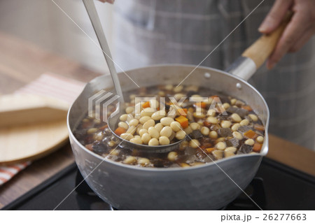 鍋で煮ている五目豆をお玉で掬う女性 26277663