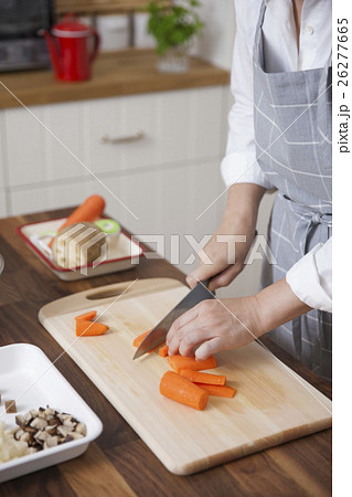 ニンジンを包丁で切る女性 ニンジンを包丁で切る女性 26277665
