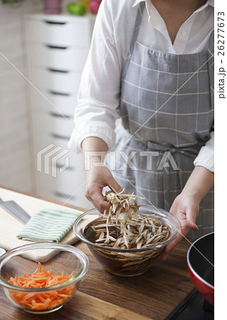 水にさらしたささがきゴボウを掬う女性 26277673