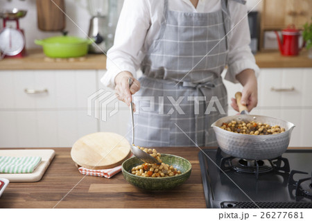 五目豆をお玉で器に盛り付ける女性 五目豆をお玉で器に盛り付ける女性 26277681