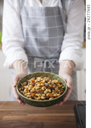 五目豆を入れた器を持つ女性 26277685