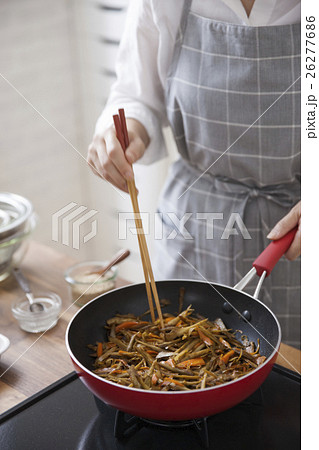 きんぴらごぼうを仕上げる女性 26277686