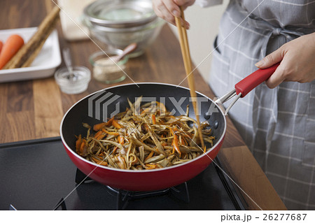 きんぴらごぼうを仕上げる女性 26277687