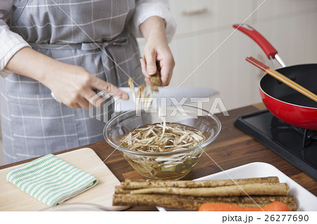 ゴボウをささがきにする女性 26277690